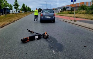 wypadek z udziałem samochodu osobowego i hulajnogi elektrycznej
