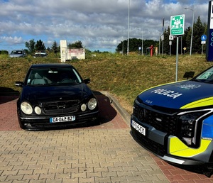 Policyjny radiowóz i samochód marki Mercedes