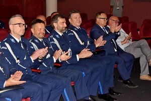Kadra kierownicza KPP Oława oraz Zastępca Komendanta Wojewódzkiego Policji we Wrocławiu insp. Tomasz Jędrzejowski