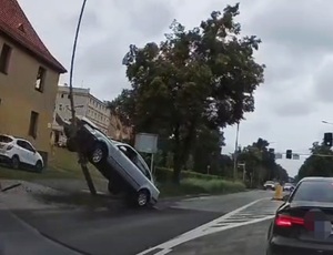 VW Passat po uderzeniu w latarnię