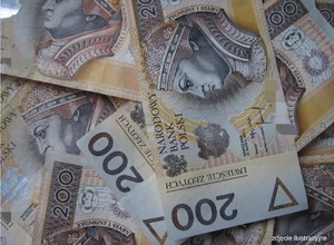 pieniądze w walucie 200 zł - zdjęcie ilustracyjne