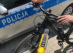 Oznakowany radiowóz i rower