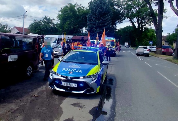 Policjanci podczas prowadzenia pielgrzymki