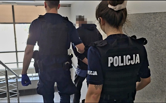 zatrzymany mężczyzna prowadzony przez policjantów