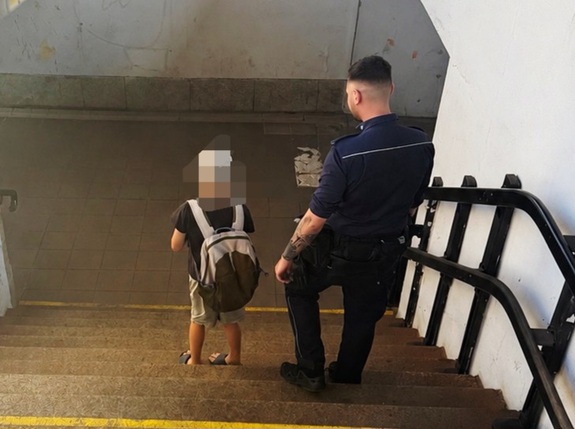chłopiec idący z policjantem