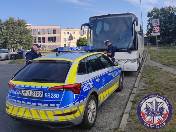 policyjny radiowóz i kontrolowany autobus