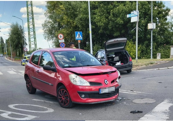 samochód uczestniczący w kolizji 
źródło zdjęcia: Olawa24.pl