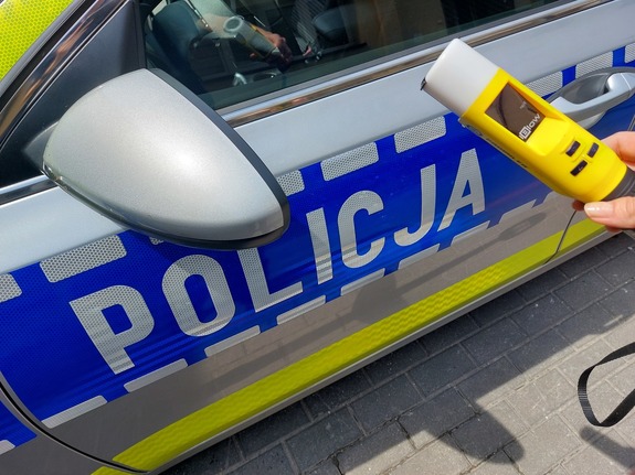 oznakowany policyjny radiowóz
