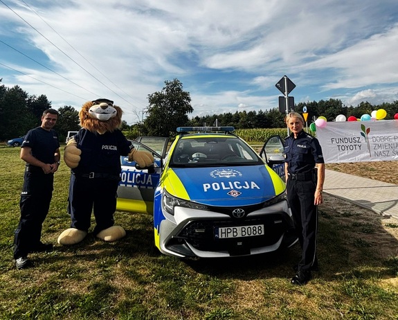 Policjanci podczas otwarcia Miasteczka Ruchu Drogowego