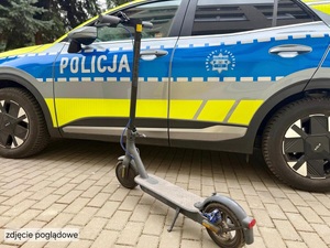 zdjęcie poglądowe - radiowóz oznakowany a przy nim hulajnoga
