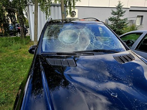 uszkodzona szyba w pojeździe marki Mercedes
