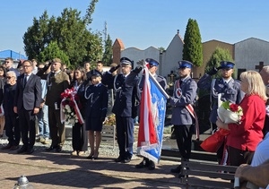 Komendant oraz policjanci z Oławy i mieszkańcy podczas uroczystości