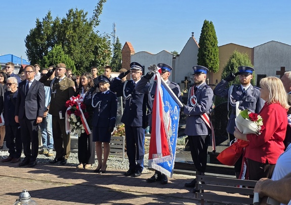 Komendant oraz policjanci z Oławy i mieszkańcy podczas uroczystości