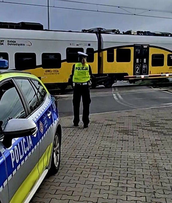 policjanci kontrolujący przejazdy kolejowe