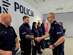 wręczanie podziękowań dla dzielnicowych
