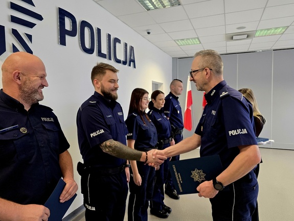 wręczanie podziękowań dla dzielnicowych