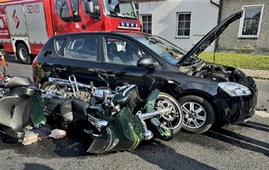 wypadek samochodu osobowego i motocykla