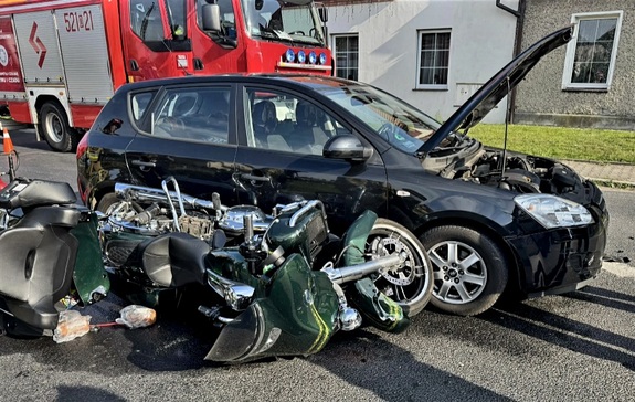 wypadek samochodu osobowego i motocykla