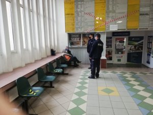 Dzielnicowi sprawdzają pomieszczenia dworca pks w Oławie pod kątem ujawniania osób bezdomnych.