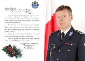 Komendant Wojewódzki Policji we Wrocławiu, insp. Dariusz Wesołowski składa policjantom życzenia świąteczne.