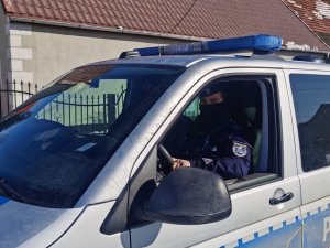 Policjant w radiowozie