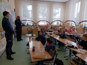 dzielnicowi Wioletta Polerowicz i Mieczysław Wilczko przeprowadzają profilaktyczną rozmowę z dziećmi