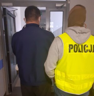 podejrzany z policjantem w policyjnym areszcie