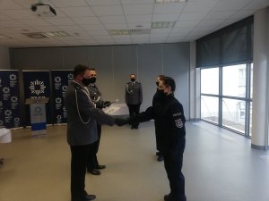 Komendant  Powiatowy Policji w Oławie wręcza rozkaz nowemu policjantowi