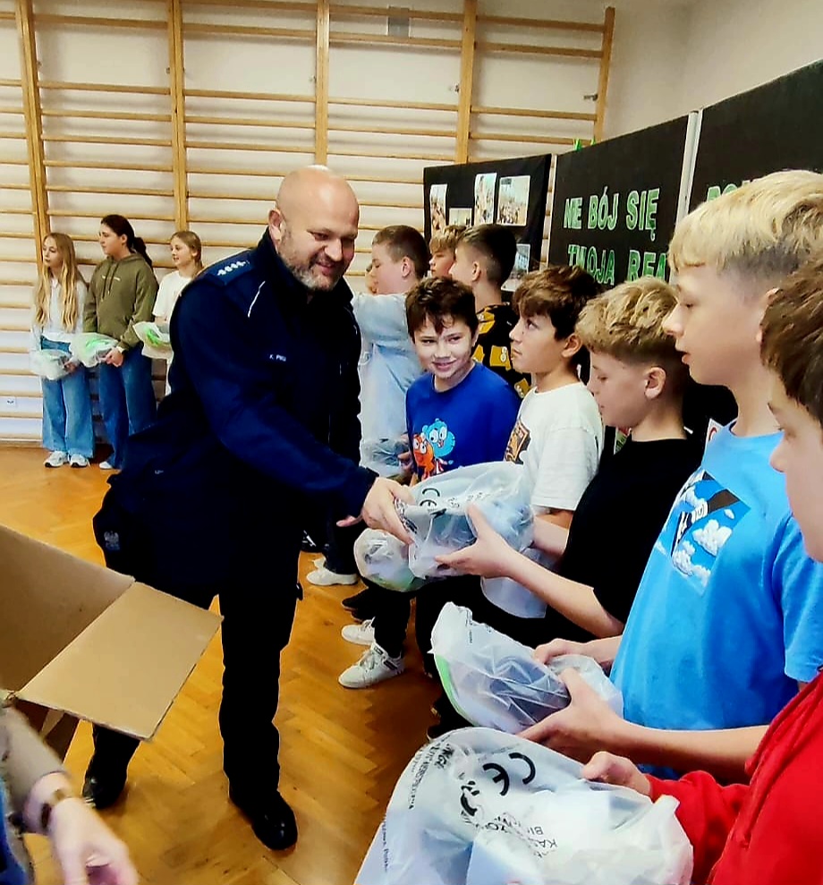 Spotkanie dzielnicowego z uczniami Gminnej Szkoły Podstawowej w Oławie